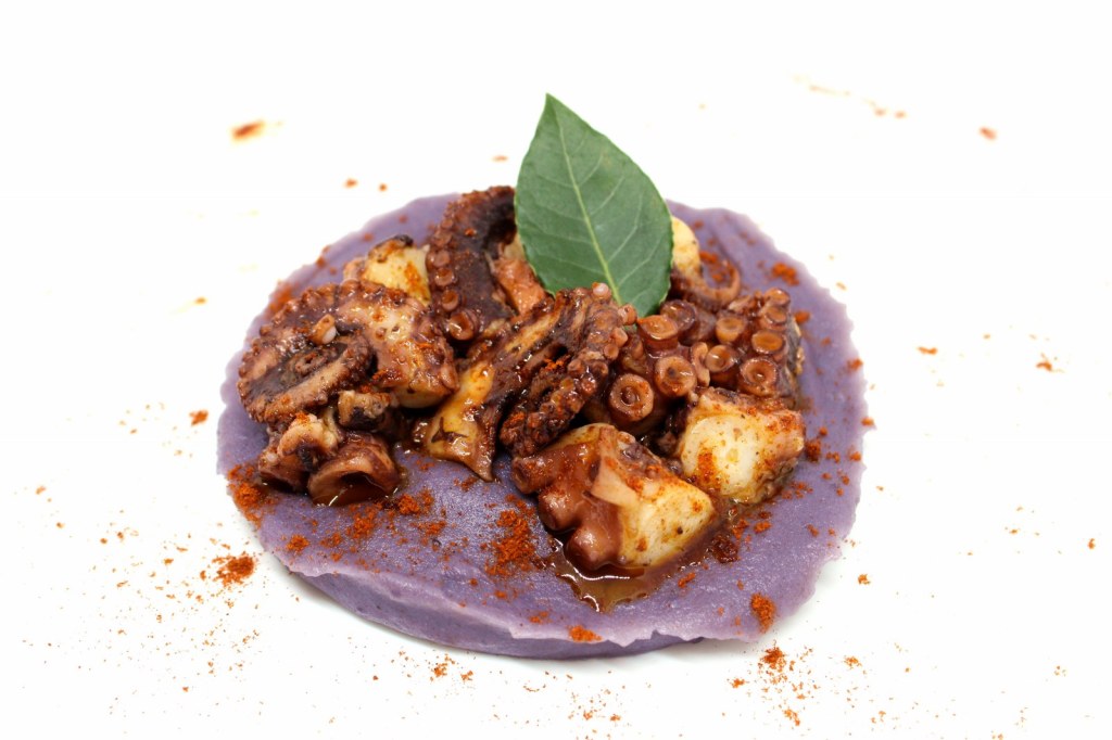 Polpo alla Galiziana con pure di patate viola