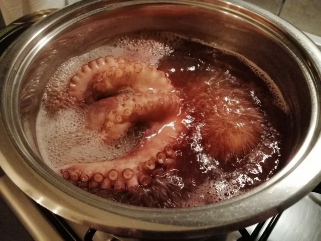 Polpo alla Galiziana con pure di patate viola