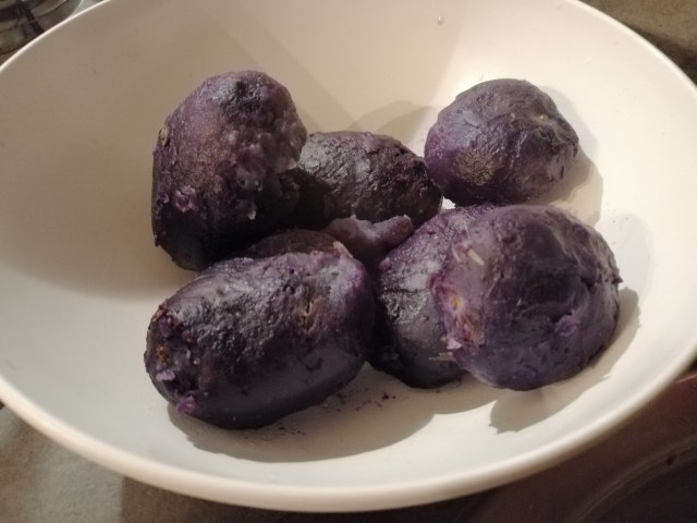 Polpo alla Galiziana con pure di patate viola