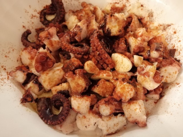 Polpo alla Galiziana con pure di patate viola