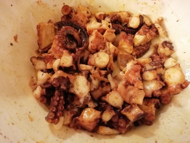 Polpo alla Galiziana con pure di patate viola