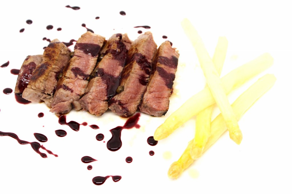 Tagliata di filetto di scottona al pepe verde con riduzione di Porto e Shangai di asparagi bianchi in agrodolce