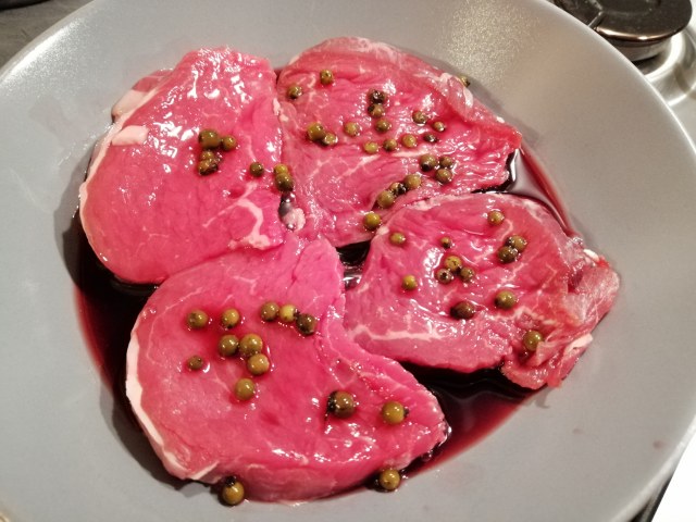 Tagliata di filetto di scottona al pepe verde con riduzione di Porto e Shangai di asparagi bianchi in agrodolce