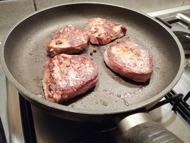 Tagliata di filetto di scottona al pepe verde con riduzione di Porto e Shangai di asparagi bianchi in agrodolce
