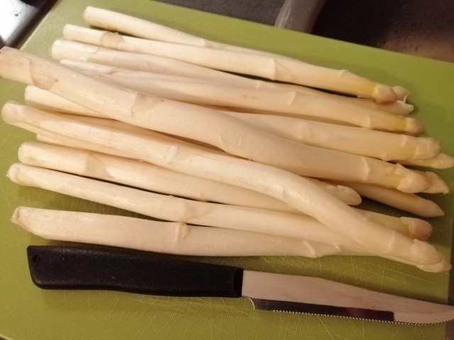 Tagliata di filetto di scottona al pepe verde con riduzione di Porto e Shangai di asparagi bianchi in agrodolce