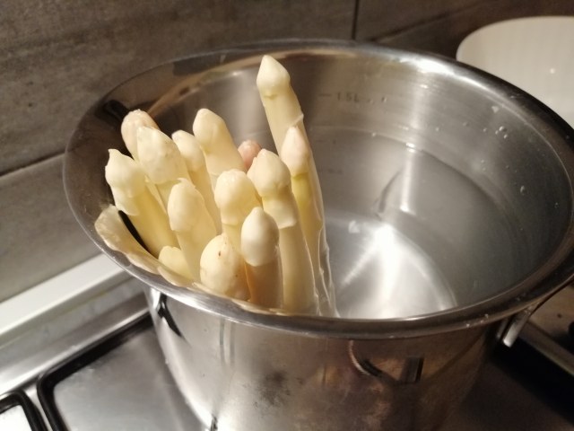 Tagliata di filetto di scottona al pepe verde con riduzione di Porto e Shangai di asparagi bianchi in agrodolce