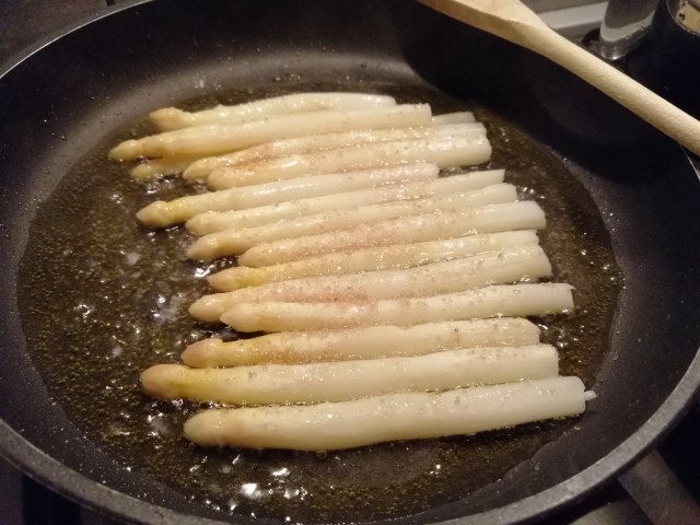 Tagliata di filetto di scottona al pepe verde con riduzione di Porto e Shangai di asparagi bianchi in agrodolce