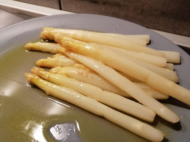 Tagliata di filetto di scottona al pepe verde con riduzione di Porto e Shangai di asparagi bianchi in agrodolce