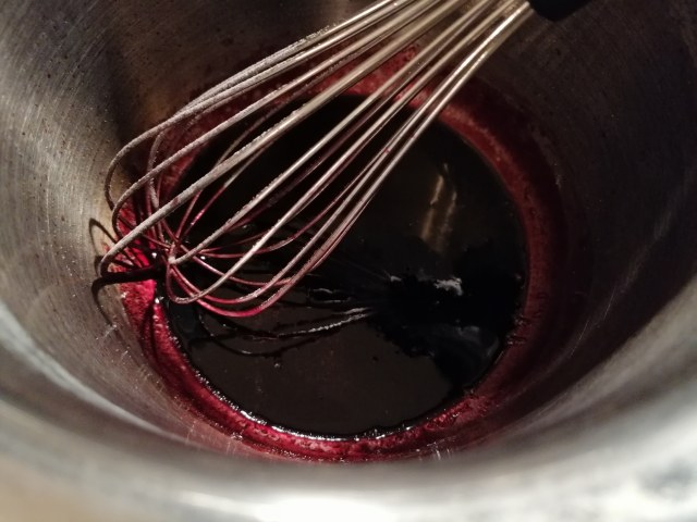 Tagliata di filetto di scottona al pepe verde con riduzione di Porto e Shangai di asparagi bianchi in agrodolce