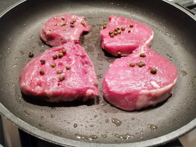 Tagliata di filetto di scottona al pepe verde con riduzione di Porto e Shangai di asparagi bianchi in agrodolce