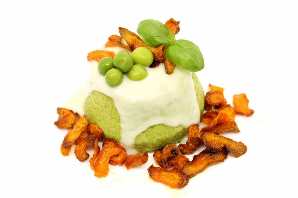 Flan di piselli freschi con fonduta di gorgonzola e chips di carote