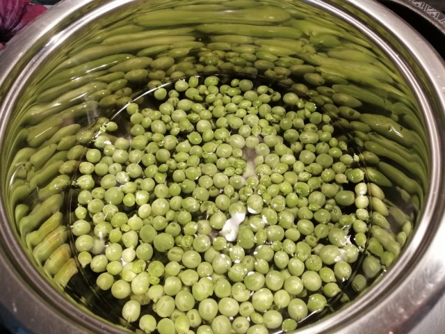 Flan di piselli freschi con fonduta di gorgonzola e chips di carote