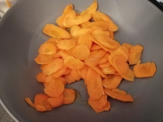 Flan di piselli freschi con fonduta di gorgonzola e chips di carote