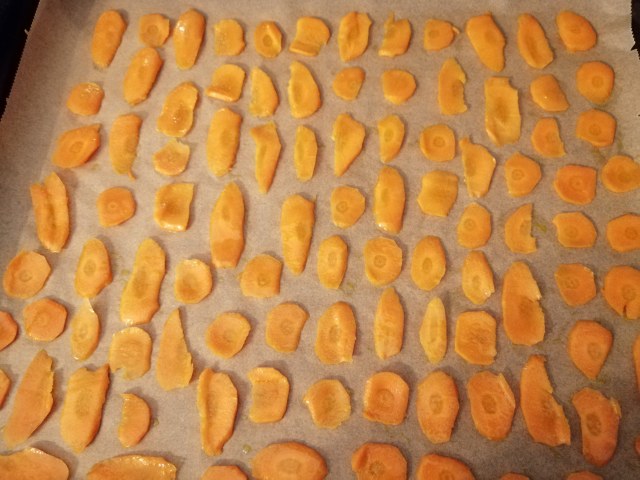 Flan di piselli freschi con fonduta di gorgonzola e chips di carote