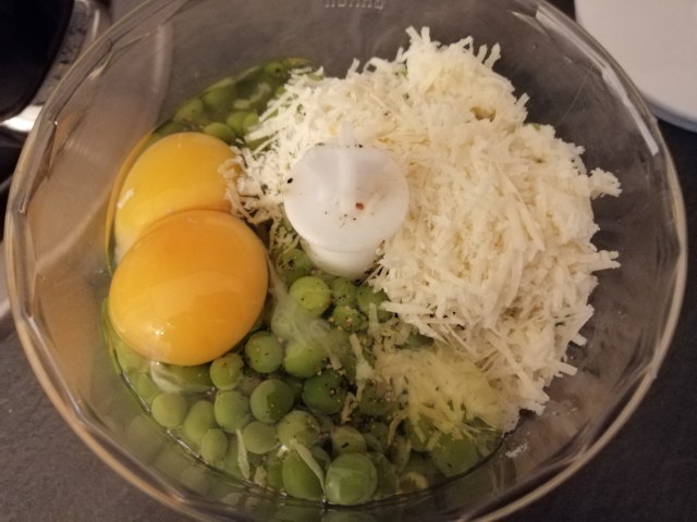 Flan di piselli freschi con fonduta di gorgonzola e chips di carote