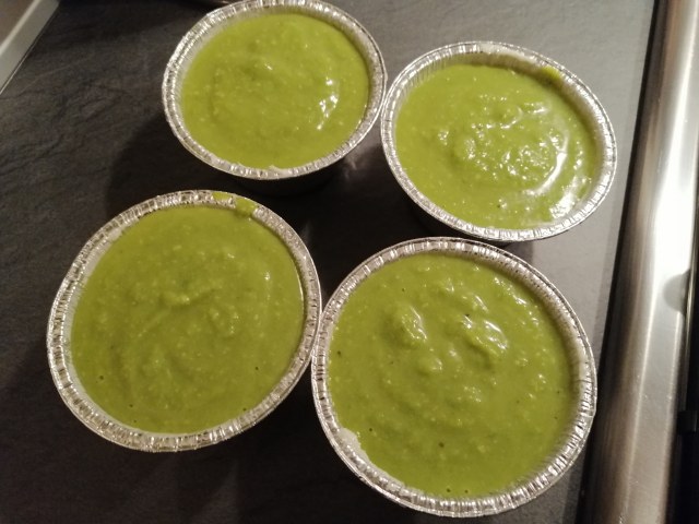 Flan di piselli freschi con fonduta di gorgonzola e chips di carote