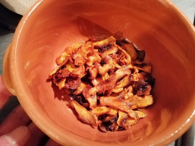 Flan di piselli freschi con fonduta di gorgonzola e chips di carote