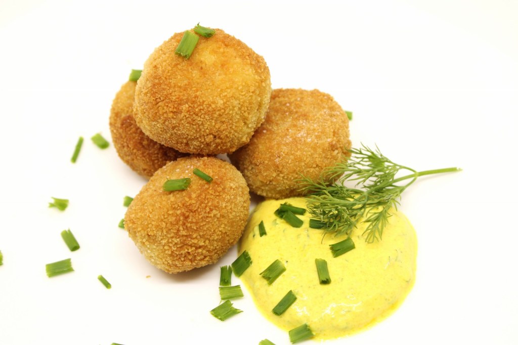 Polpette di storione e feta greca con tzatziki alle erbe aromatiche colorato alla curcuma