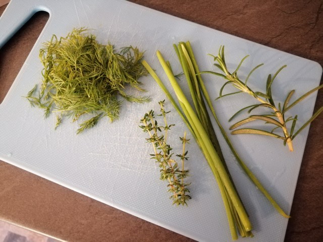 Polpette di storione e feta greca con tzatziki alle erbe aromatiche colorato alla curcuma