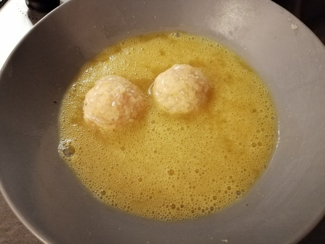 Polpette di storione e feta greca con tzatziki alle erbe aromatiche colorato alla curcuma