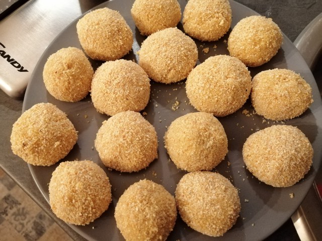 Polpette di storione e feta greca con tzatziki alle erbe aromatiche colorato alla curcuma
