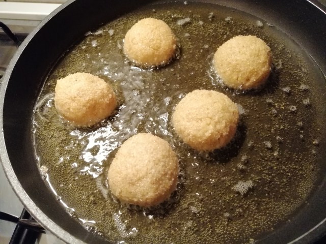 Polpette di storione e feta greca con tzatziki alle erbe aromatiche colorato alla curcuma