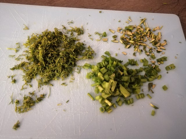 Polpette di storione e feta greca con tzatziki alle erbe aromatiche colorato alla curcuma