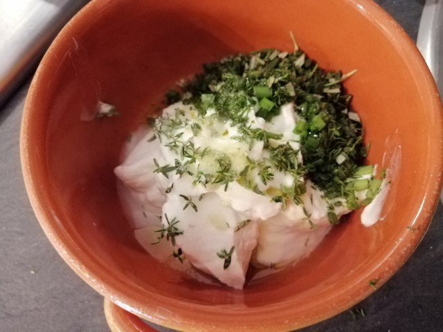 Polpette di storione e feta greca con tzatziki alle erbe aromatiche colorato alla curcuma