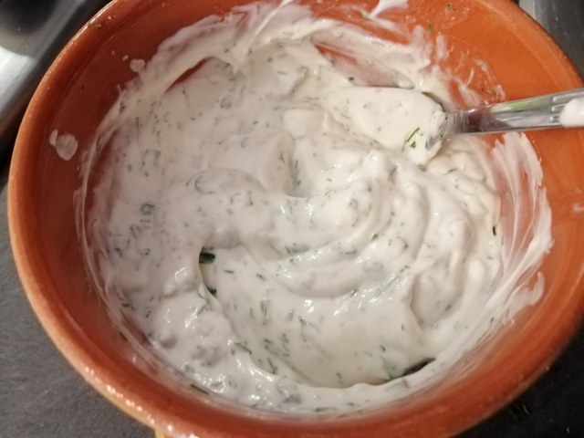 Polpette di storione e feta greca con tzatziki alle erbe aromatiche colorato alla curcuma