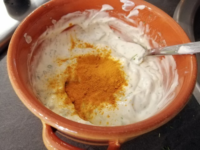 Polpette di storione e feta greca con tzatziki alle erbe aromatiche colorato alla curcuma