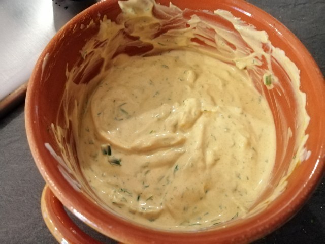 Polpette di storione e feta greca con tzatziki alle erbe aromatiche colorato alla curcuma