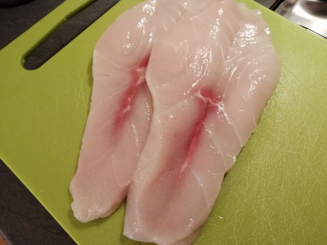 Polpette di storione e feta greca con tzatziki alle erbe aromatiche colorato alla curcuma