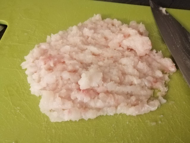 Polpette di storione e feta greca con tzatziki alle erbe aromatiche colorato alla curcuma