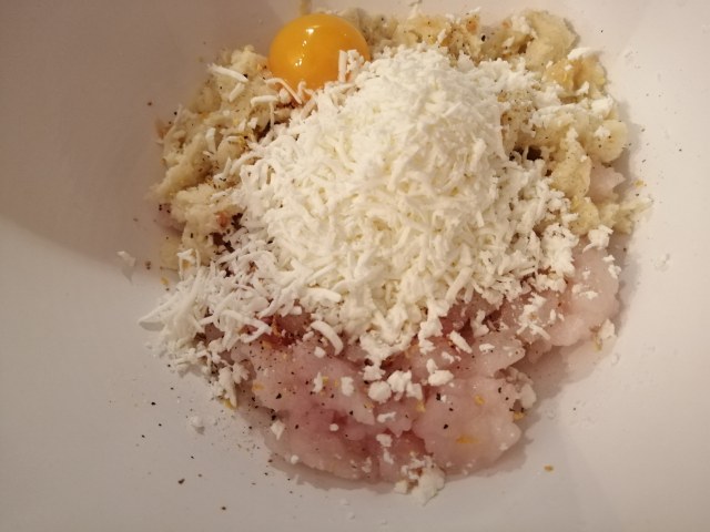 Polpette di storione e feta greca con tzatziki alle erbe aromatiche colorato alla curcuma