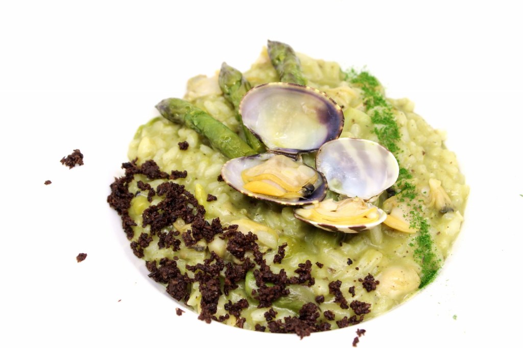 Risotto agli asparagi con vongole e terra di olive taggiasche