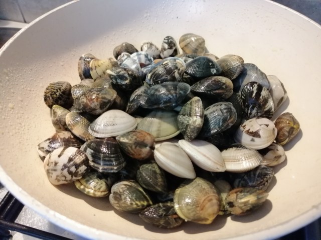 Risotto agli asparagi con vongole e terra di olive taggiasche