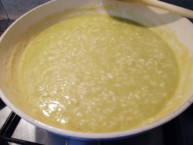 Risotto agli asparagi con vongole e terra di olive taggiasche