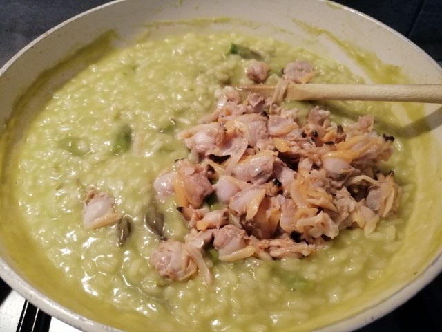 Risotto agli asparagi con vongole e terra di olive taggiasche