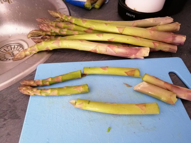 Risotto agli asparagi con vongole e terra di olive taggiasche