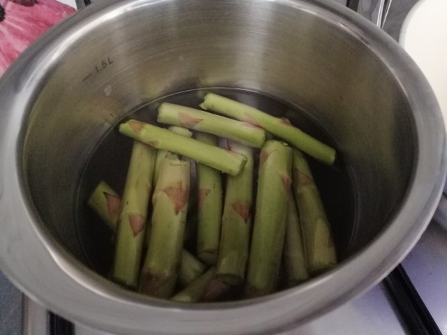 Risotto agli asparagi con vongole e terra di olive taggiasche