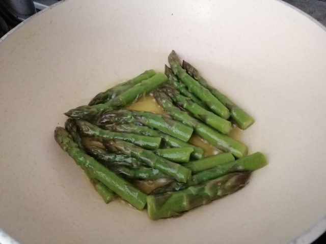 Risotto agli asparagi con vongole e terra di olive taggiasche
