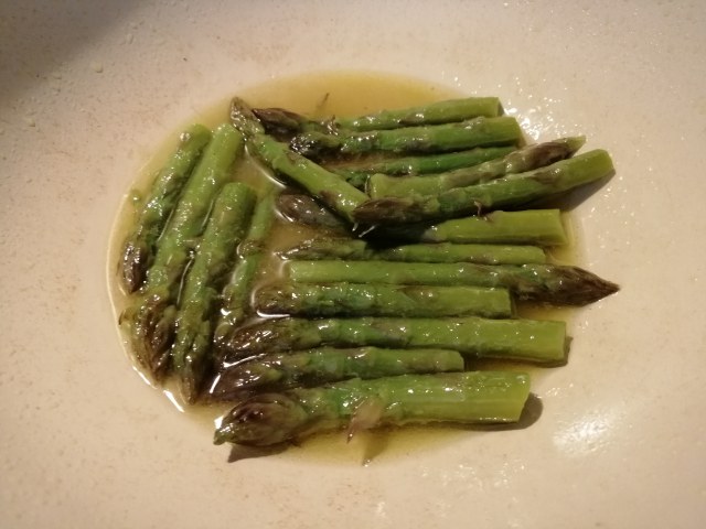 Risotto agli asparagi con vongole e terra di olive taggiasche
