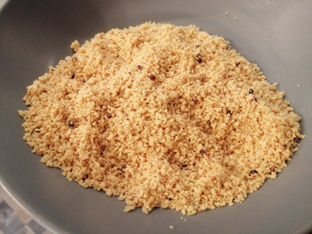 Filetto di salmone in crosta di arachidi e pepe rosa con crema e chips di ravanelli