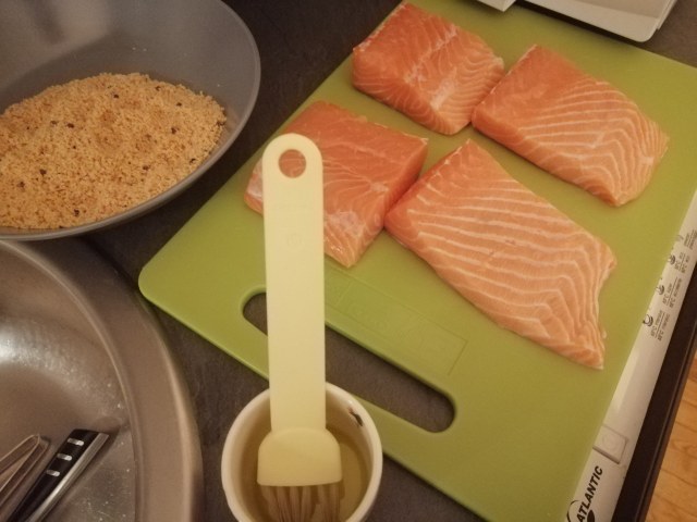 Filetto di salmone in crosta di arachidi e pepe rosa con crema e chips di ravanelli