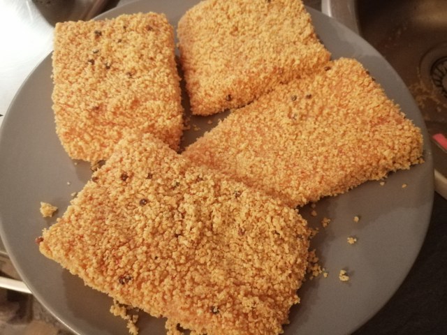 Filetto di salmone in crosta di arachidi e pepe rosa con crema e chips di ravanelli