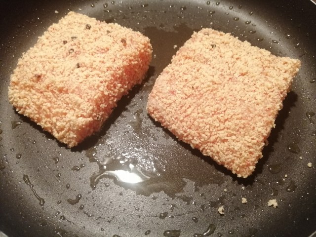 Filetto di salmone in crosta di arachidi e pepe rosa con crema e chips di ravanelli