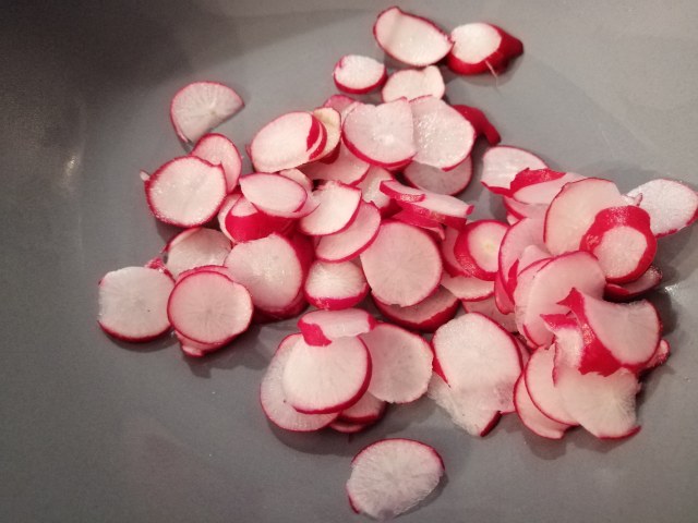 Filetto di salmone in crosta di arachidi e pepe rosa con crema e chips di ravanelli