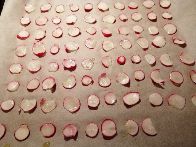 Filetto di salmone in crosta di arachidi e pepe rosa con crema e chips di ravanelli