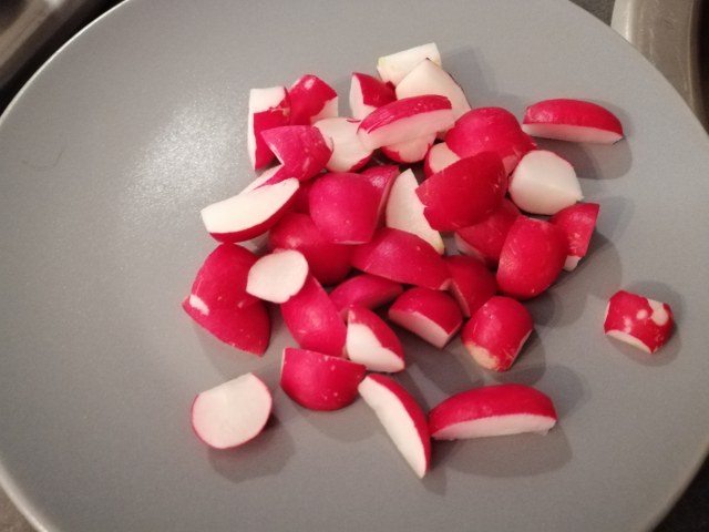 Filetto di salmone in crosta di arachidi e pepe rosa con crema e chips di ravanelli