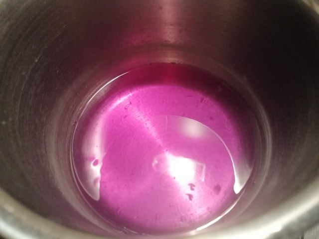 Filetto di salmone in crosta di arachidi e pepe rosa con crema e chips di ravanelli